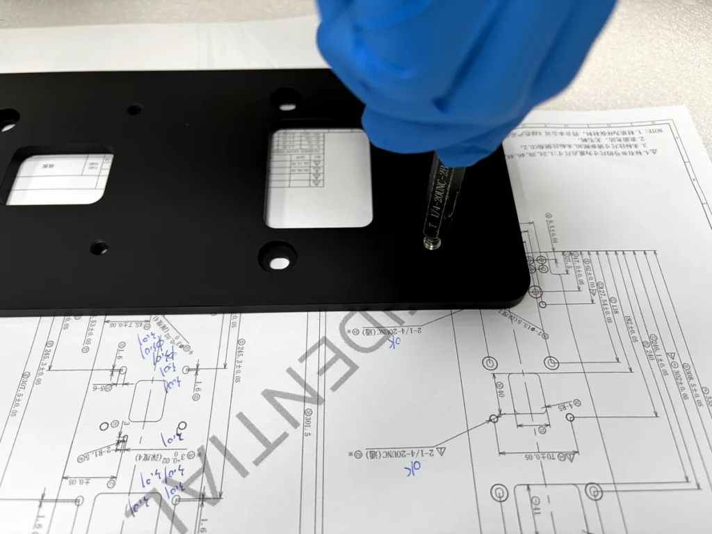 Thread gauge inspection according to the controlled drawing
